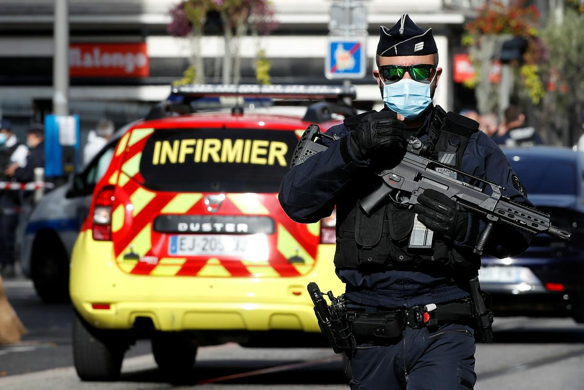 Policija je območje zaprla in sporočila, da so razmere pod nadzorom. Foto: Reuters Policija je območje zaprla in sporočila, da so razmere pod nadzorom. Foto: Reuters