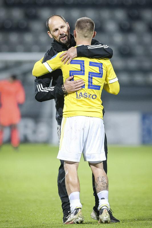 Pozdrav Anteja Šimundže in Martina Milca po koncu tekme. Foto: www.alesfevzer.com Pozdrav Anteja Šimundže in Martina Milca po koncu tekme. Foto: www.alesfevzer.com