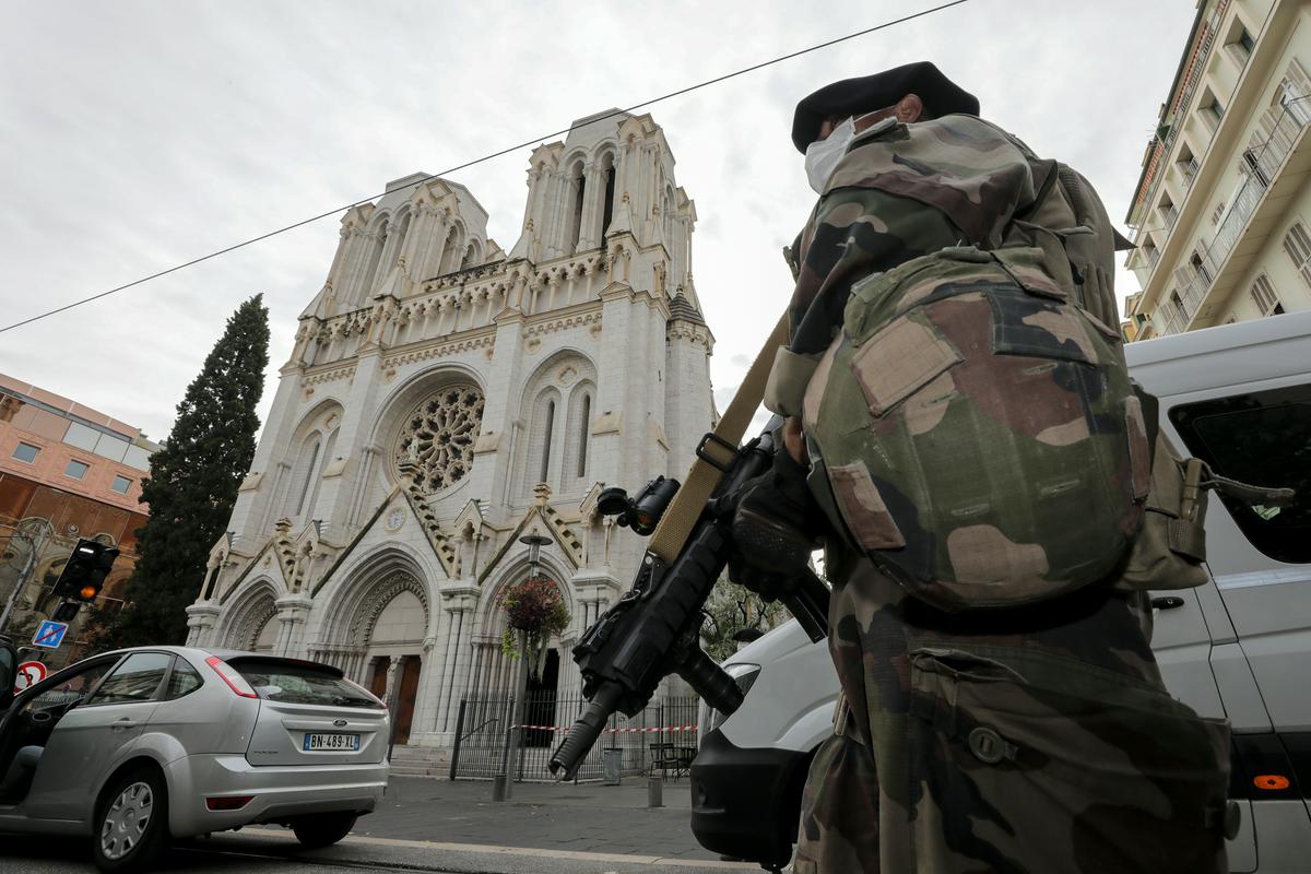 V napadu v cerkvi v Nici so umrli trije ljudje. Foto: Reuters V napadu v cerkvi v Nici so umrli trije ljudje. Foto: Reuters