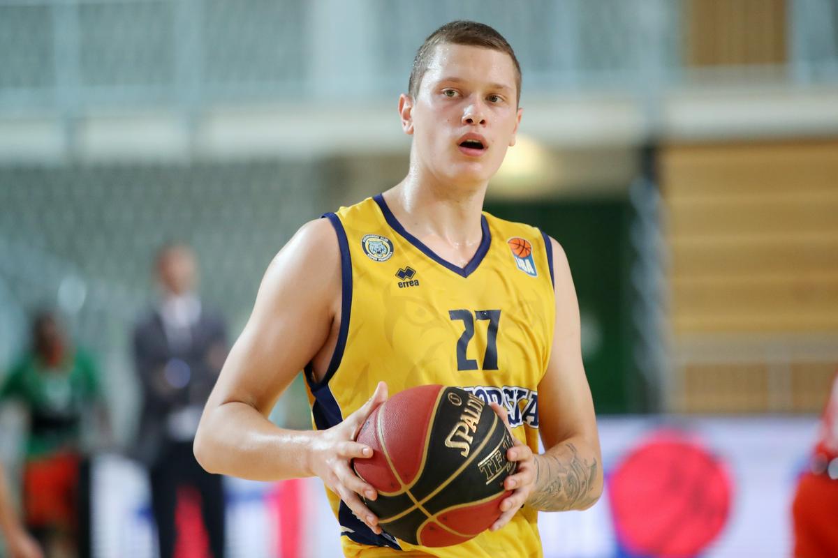 Jurij Macura, Ligi ABA, v povprečju igra skoraj 34 minut na tekmo, dosega pa 14, točke, 9 skokov, 1,2 podaje, 1,3 blokade in statistični indeks 19,8. Foto: www.alesfevzer.com Jurij Macura, Ligi ABA, v povprečju igra skoraj 34 minut na tekmo, dosega pa 14, točke, 9 skokov, 1,2 podaje, 1,3 blokade in statistični indeks 19,8. Foto: www.alesfevzer.com