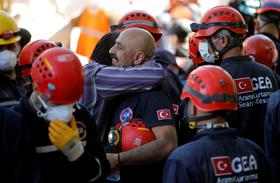 18 ur po potresu iz ruševin rešili mamo s tremi otroki, v Grčiji in Turčiji 37 mrtvih