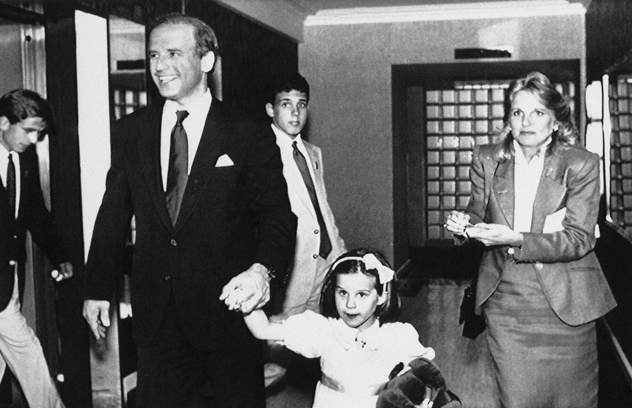 Zakonca Biden z vsemi tremi otroki. Foto: AP Zakonca Biden z vsemi tremi otroki. Foto: AP