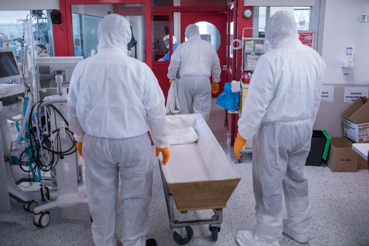 Foto: Postelje se niti ne ohladijo, ko nanjo že položijo nove bolnike. Foto: UKC Ljubljana Foto: Postelje se niti ne ohladijo, ko nanjo že položijo nove bolnike. Foto: UKC Ljubljana