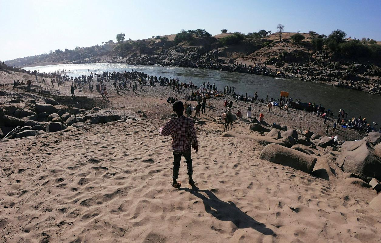 Begunci prečkajo reko Setit na etiopsko-sudanski meji. Dnevno iz Tigraya po podatkih ZN-a pobegne po 4000 ljudi, njihovo število pa se veča. Foto: Reuters Begunci prečkajo reko Setit na etiopsko-sudanski meji. Dnevno iz Tigraya po podatkih ZN-a pobegne po 4000 ljudi, njihovo število pa se veča. Foto: Reuters