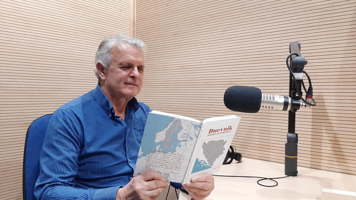 Foto: Radio Maribor/Stane Kocutar: Dragan Grgić prebira besedilo iz knjige svojega pokojnega očeta Tadije