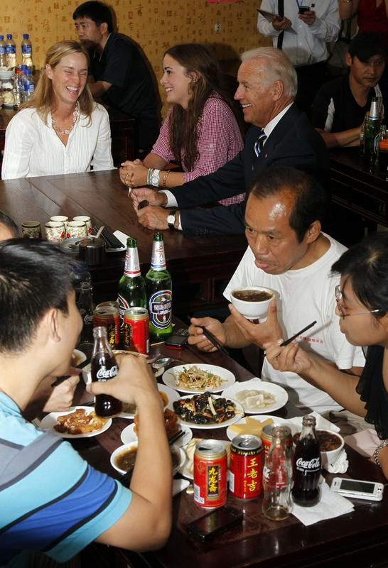 Biden je bil v lokalu s svojo spremljevalno ekipo in vnukinjo. Foto: Reuters Biden je bil v lokalu s svojo spremljevalno ekipo in vnukinjo. Foto: Reuters