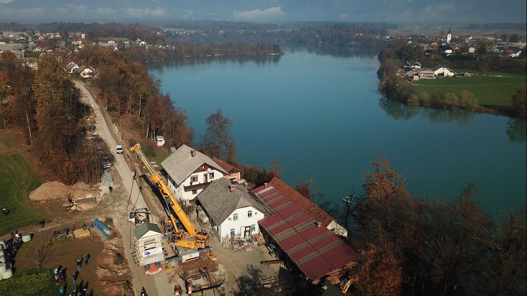 Kapelico so prestavili na drugo stran ceste. Foto: Mestna občina Kranj Kapelico so prestavili na drugo stran ceste. Foto: Mestna občina Kranj