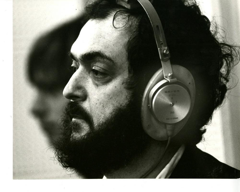 Stanley Kubrick se je rodil leta 1928 v New Yorku, umrl pa leta 1999. Kariero je začel kot fotograf pri reviji Look, nato je snemal kratke in dokumentarne filme. Kot režiser je svoj prvi celovečerni film predstavil leta 1953. Foto: Temps noir in ARTE France. Stanley Kubrick se je rodil leta 1928 v New Yorku, umrl pa leta 1999. Kariero je začel kot fotograf pri reviji Look, nato je snemal kratke in dokumentarne filme. Kot režiser je svoj prvi celovečerni film predstavil leta 1953. Foto: Temps noir in ARTE France.
