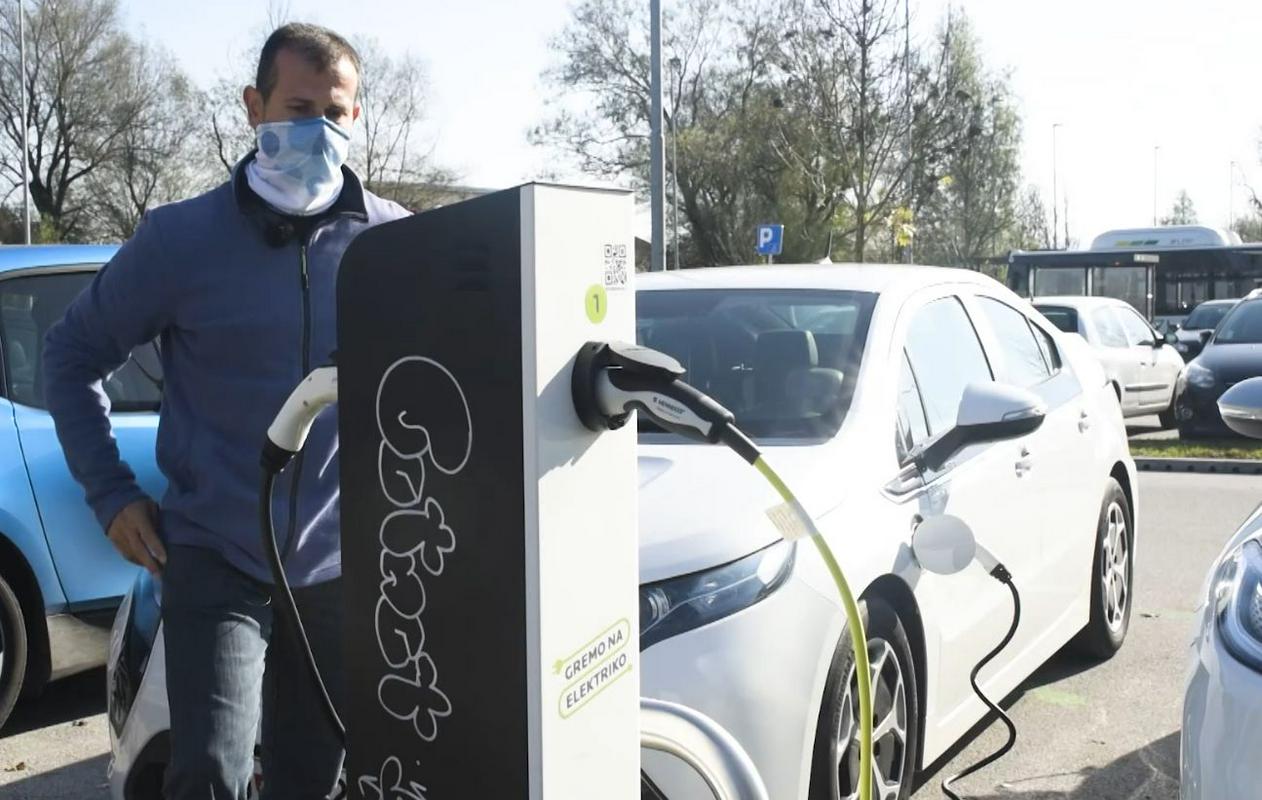 Iz teženj po promociji izhajajo vse današnje težave elektromobilnosti v Sloveniji ‒ namreč, marsikateri župan je postavil polnilnico bolj zato, da se je lahko poslikal pred njo, kot pa, da bi res ponudil neko uporabno vrednost za voznike električnih avtov. In tako je bilo polnjenje pogosto povezano z raznimi kolobocijami. Foto: MMC RTV SLO/Avtomobilnost Iz teženj po promociji izhajajo vse današnje težave elektromobilnosti v Sloveniji ‒ namreč, marsikateri župan je postavil polnilnico bolj zato, da se je lahko poslikal pred njo, kot pa, da bi res ponudil neko uporabno vrednost za voznike električnih avtov. In tako je bilo polnjenje pogosto povezano z raznimi kolobocijami. Foto: MMC RTV SLO/Avtomobilnost