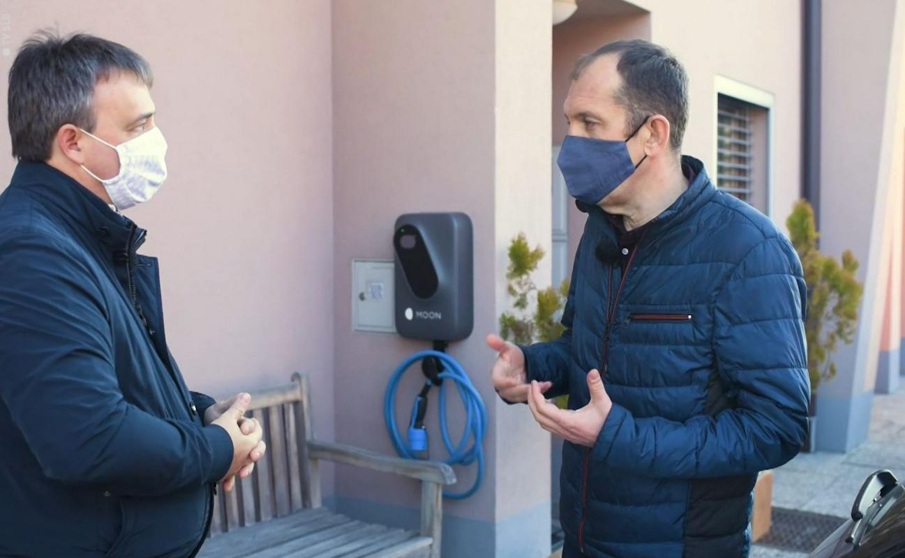 V Avtompobilnosti smo se s sogovorniki vprašali, kaj bilo treba urediti? Da bomo držali tempo z razvojem elektromobilnosti v avtoindustriji, bo seveda država morala postoriti še marsikaj. Zagotovo je največji problem s stanovanjskimi bloki, ti so pač iz nekih drugih časov. Foto: MMC RTV SLO/Avtomobilnost V Avtompobilnosti smo se s sogovorniki vprašali, kaj bilo treba urediti? Da bomo držali tempo z razvojem elektromobilnosti v avtoindustriji, bo seveda država morala postoriti še marsikaj. Zagotovo je največji problem s stanovanjskimi bloki, ti so pač iz nekih drugih časov. Foto: MMC RTV SLO/Avtomobilnost
