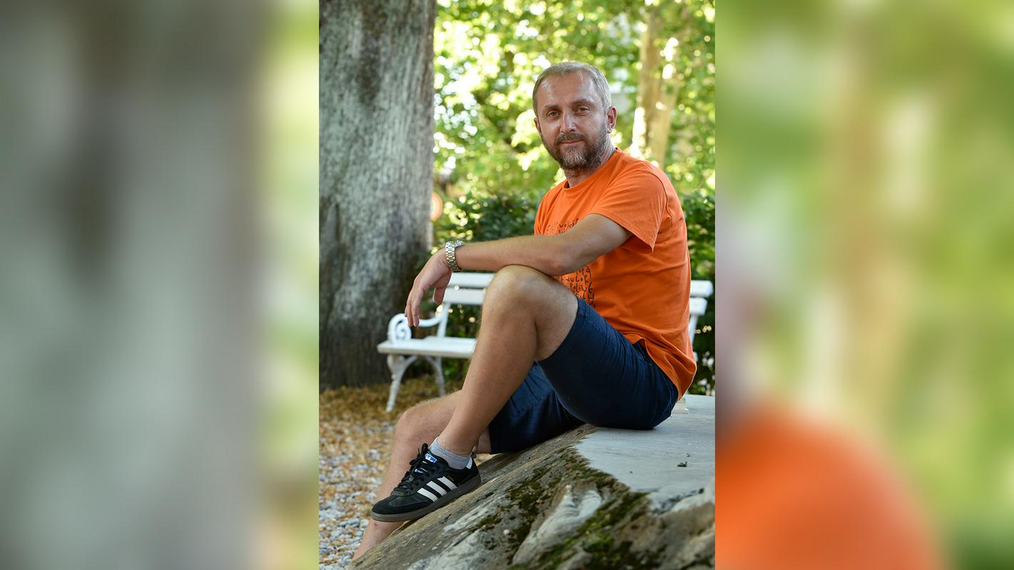 Narava ima posebno mesto v življenju pisatelja Faruka Šehića – takole smo ga poleti ujeli v Ljubljani, na Vodnikovi domačiji, kjer se je spominjal svojega letos preminulega prijatelja, prav tako bosanskega pisatelja, ljubitelja rek in narave . Foto: BoBo Narava ima posebno mesto v življenju pisatelja Faruka Šehića – takole smo ga poleti ujeli v Ljubljani, na Vodnikovi domačiji, kjer se je spominjal svojega letos preminulega prijatelja, prav tako bosanskega pisatelja, ljubitelja rek in narave . Foto: BoBo