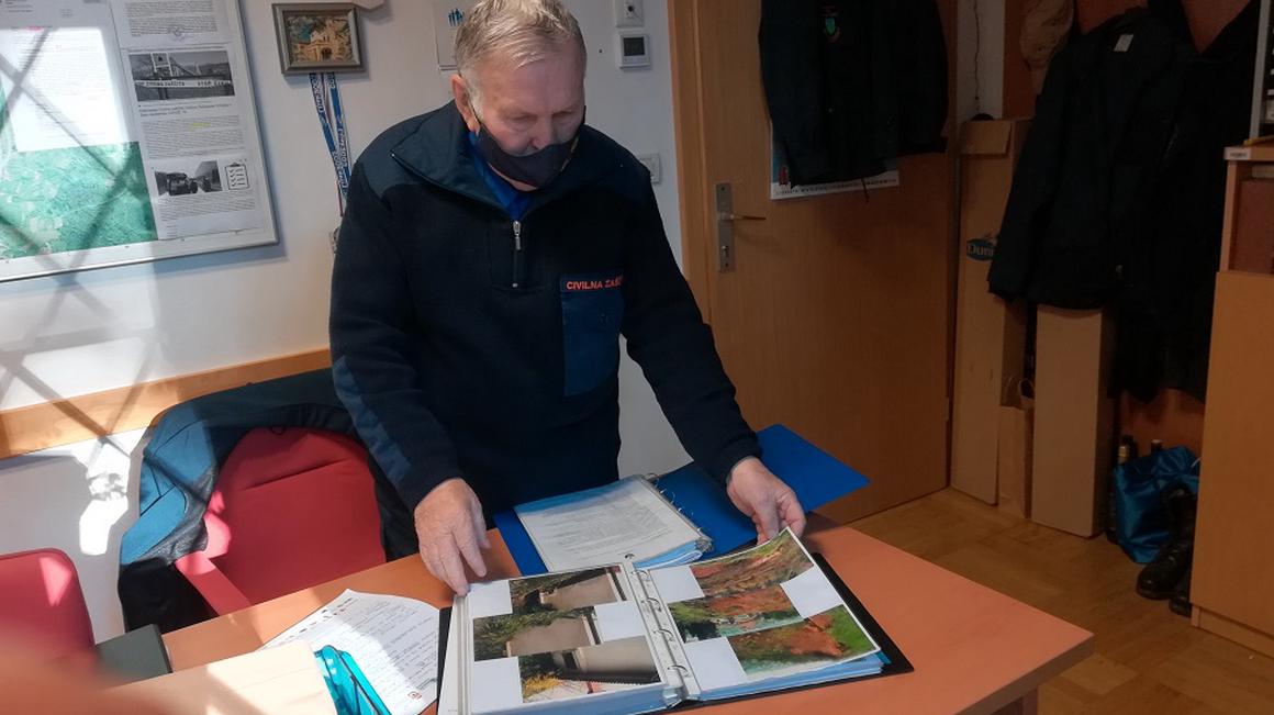 Stanislav Črvič je v živo gledal, kako zemlja drsi na cesto. Plaz se je naslonil na eno izmed stanovanjskih hiš in jo precej poškodoval. Foto: Radio Koper