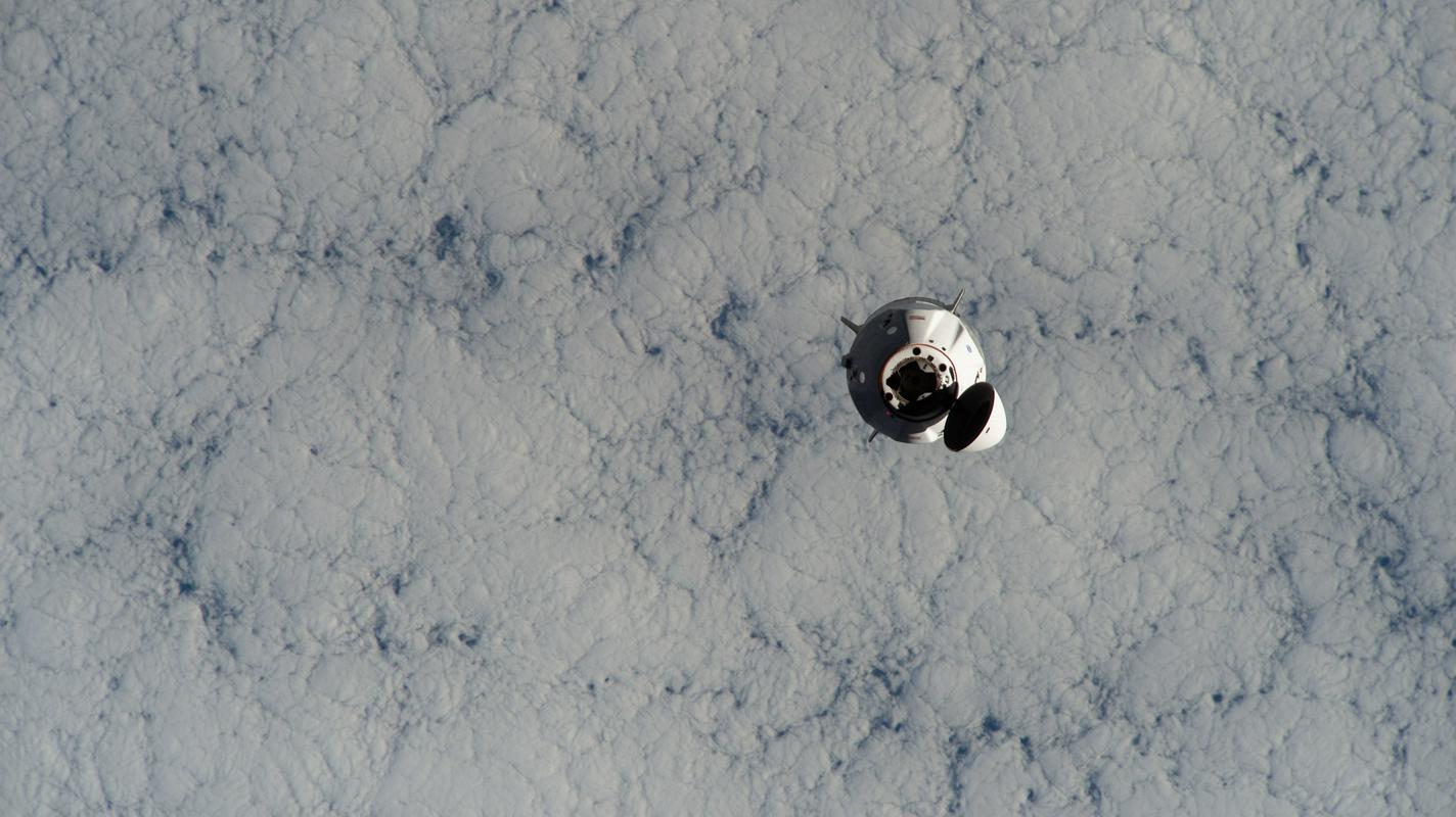Približevanje Zmaja Mednarodni vesoljski postaji poteka samodejno, vodi ga računalnik. Foto: Nasa Približevanje Zmaja Mednarodni vesoljski postaji poteka samodejno, vodi ga računalnik. Foto: Nasa