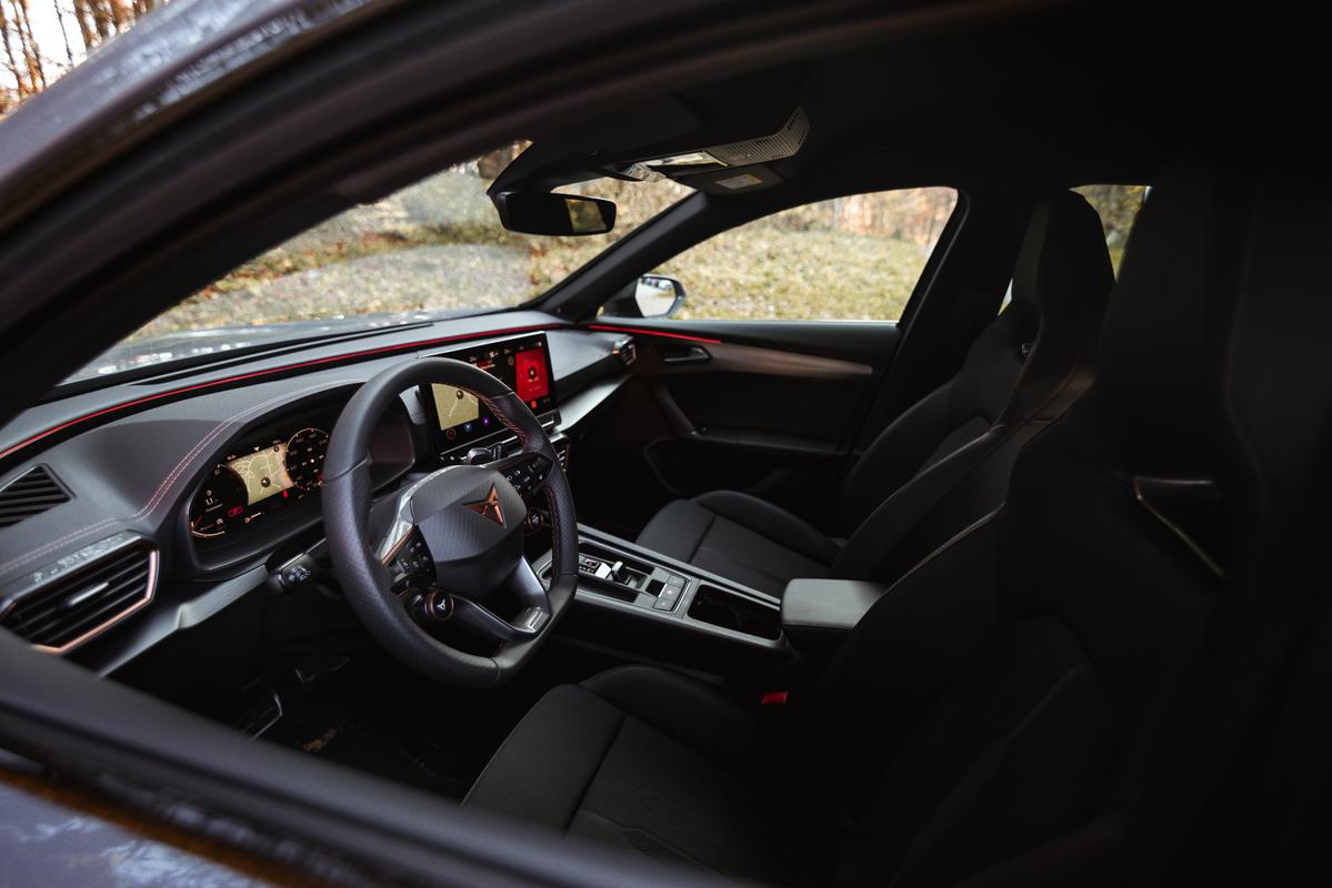 V notranjosti izstopajo školjkasti sedeži, ki so v kombinaciji s tem motorjem vedno serijski. Foto: MMC RTV SLO/David Šavli V notranjosti izstopajo školjkasti sedeži, ki so v kombinaciji s tem motorjem vedno serijski. Foto: MMC RTV SLO/David Šavli