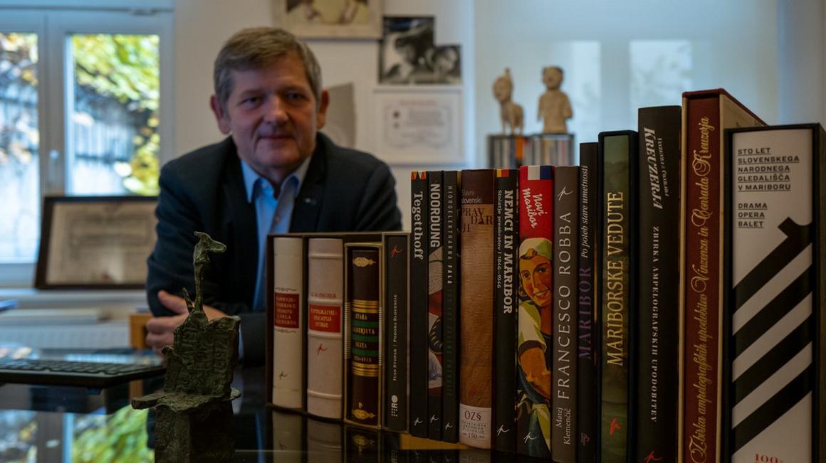 Primož Premzl, dobitnik Schwentenerjeve nagrade 2020 s kipcem Mirsada Begića in delom knjižnega opusa iz Umetniškega kabineta Foto: Radio Maribor/Boštjan Lah