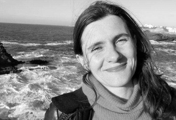 Simona Škrabec od leta 1992 živi v Barceloni, kjer je doktorirala iz primerjalne književnosti in literarne teorije. Piše eseje in znanstvene članke v akademskih revijah in je redna književna kritičarka v barcelonskih časopisih in revijah. Foto: Založba Beletrina Simona Škrabec od leta 1992 živi v Barceloni, kjer je doktorirala iz primerjalne književnosti in literarne teorije. Piše eseje in znanstvene članke v akademskih revijah in je redna književna kritičarka v barcelonskih časopisih in revijah. Foto: Založba Beletrina