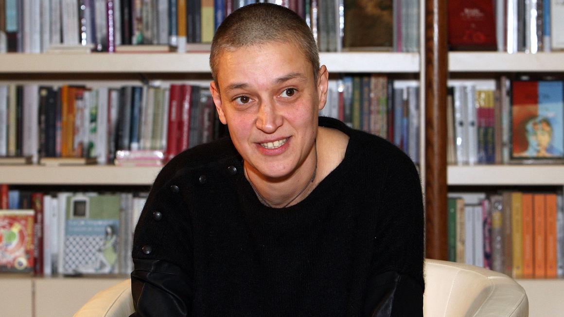 Anja Golob. Prevaljčanka, ki si je skoraj leto življenja izmenjala z Mariborom. Mesto ji je pokazalo več obrazov, najbolj pa jo je navdušila živa veriga iz leta 1988, ko so ljudje stopili skupaj - za knjige. Za kulturo. / Foto: Igor Modic