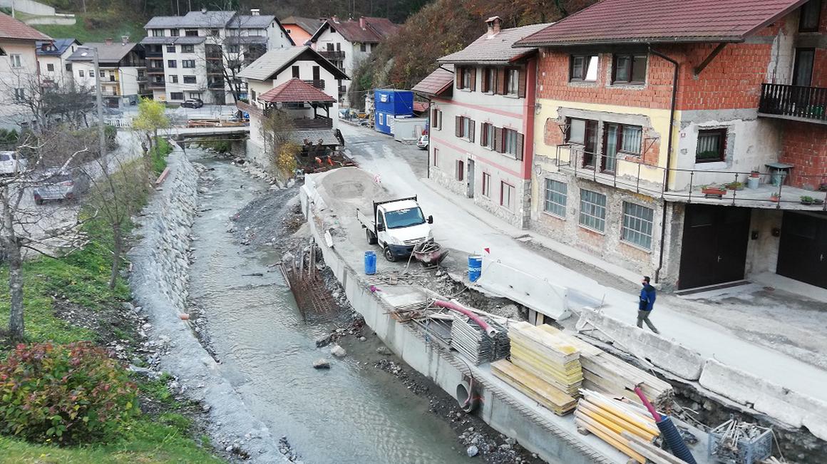 V Podbrdu se lotevajo trenutno največje naložbe v tolminski občini, ki je vredna pet milijonov evrov in pol. Foto: Radio Koper