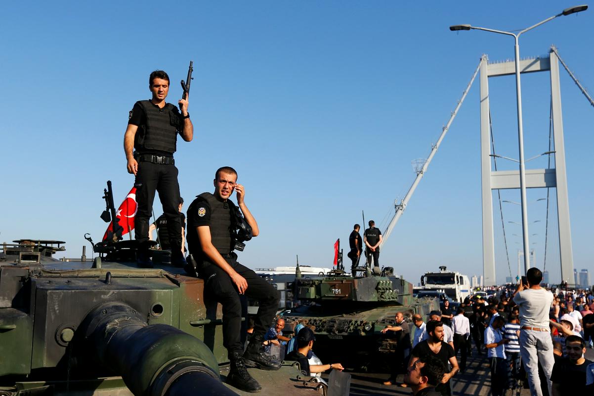 Del vojske je skušal julija 2016 izvesti državni udar. Foto: Reuters Del vojske je skušal julija 2016 izvesti državni udar. Foto: Reuters