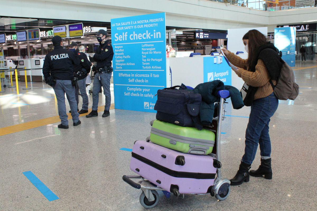Fiumicino prihajajočim potnikom že omogoča hitre antigenske teste na covid-19. Foto: EPA Fiumicino prihajajočim potnikom že omogoča hitre antigenske teste na covid-19. Foto: EPA