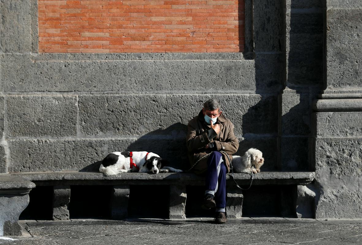 Epidemija je pod nadzorom, ko je reprodukcijsko število pod ena, kar pomeni, da deset ljudi, okuženih z novim koronavirusom, naprej okuži manj kot deset ljudi. Foto: Reuters Epidemija je pod nadzorom, ko je reprodukcijsko število pod ena, kar pomeni, da deset ljudi, okuženih z novim koronavirusom, naprej okuži manj kot deset ljudi. Foto: Reuters