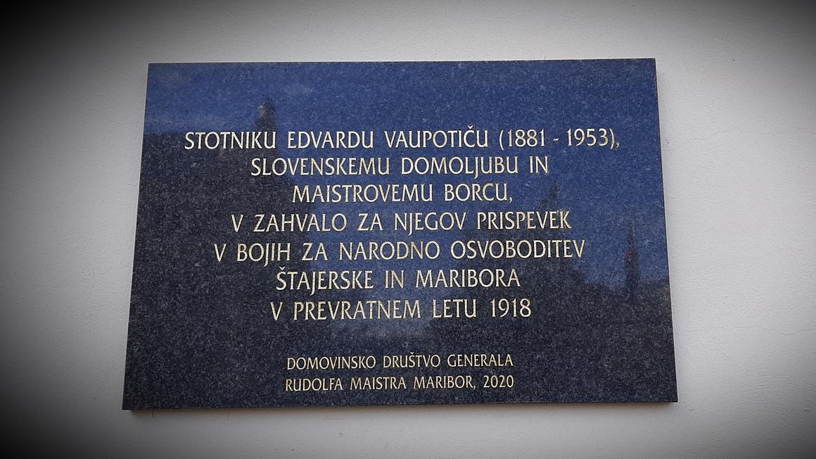 Foto: Radio Maribor/Stane Kocutar: Spominska plošča na steni nekdanje vojašnice v Melju, Maistrov gaj v Mariboru