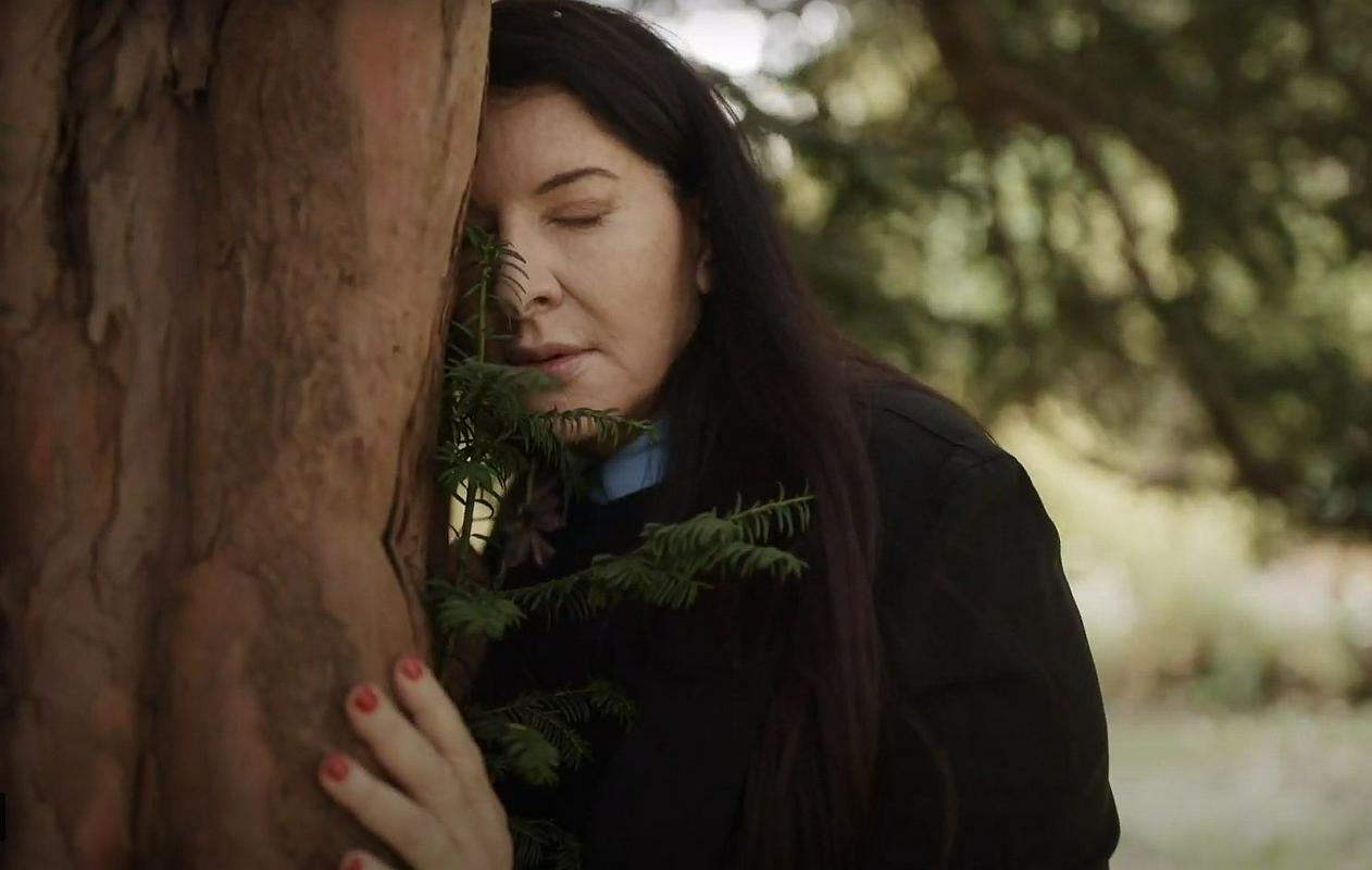 Seansa pritoževanja po navodilih Marine Abramović ne bi smela trajati manj kot 15 minut. Foto: YouTube/Sky Arts Seansa pritoževanja po navodilih Marine Abramović ne bi smela trajati manj kot 15 minut. Foto: YouTube/Sky Arts