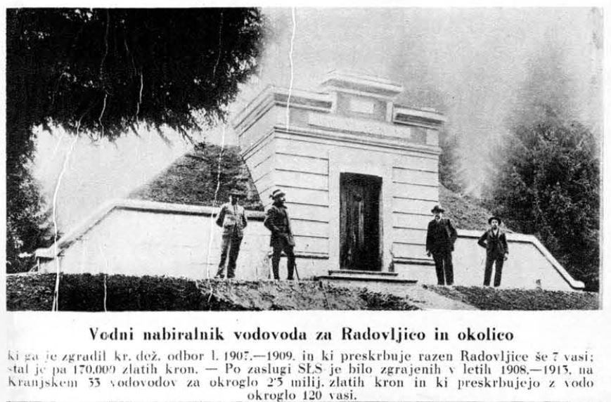 Slika vodnega nabiralnika za radovljiški vodovod, objavljena v Ilustriranem Slovencu, 1. 1. 1927. Vir: Arhiv NUK Slika vodnega nabiralnika za radovljiški vodovod, objavljena v Ilustriranem Slovencu, 1. 1. 1927. Vir: Arhiv NUK
