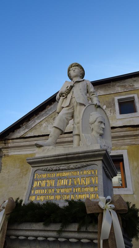 Napis na spomeniku nam sporoča: Plemeniti dobrotnici gospej Josipini Hočevarjevi v hvaležen spomin poklonilo nje rojstno mesto Radovljica. Foto: Petra Iskra Napis na spomeniku nam sporoča: Plemeniti dobrotnici gospej Josipini Hočevarjevi v hvaležen spomin poklonilo nje rojstno mesto Radovljica. Foto: Petra Iskra