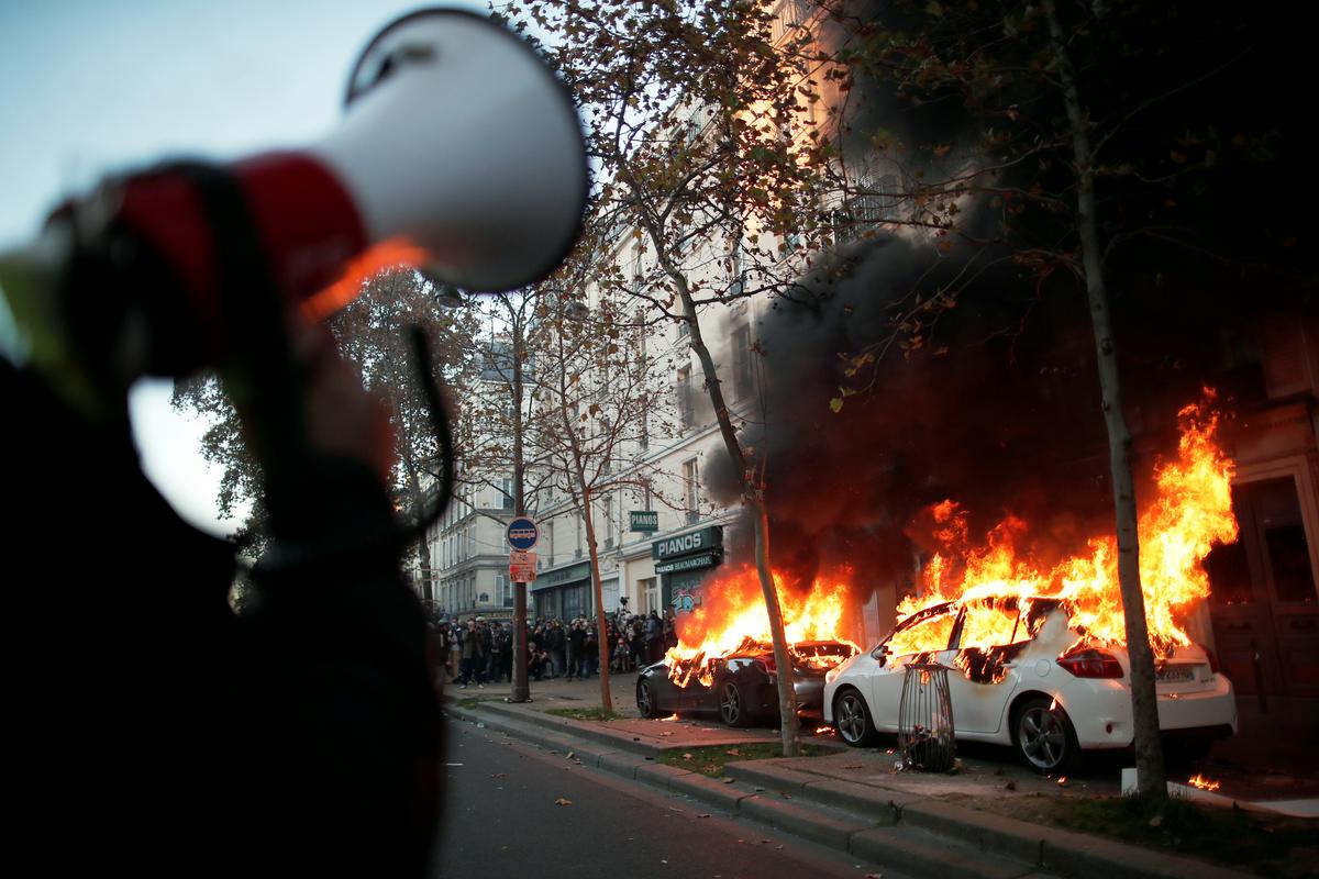 Največ protestnikov se je zbralo v Pariz, a protesti so potekali tudi v drugih mestih. Foto: Reuters Največ protestnikov se je zbralo v Pariz, a protesti so potekali tudi v drugih mestih. Foto: Reuters