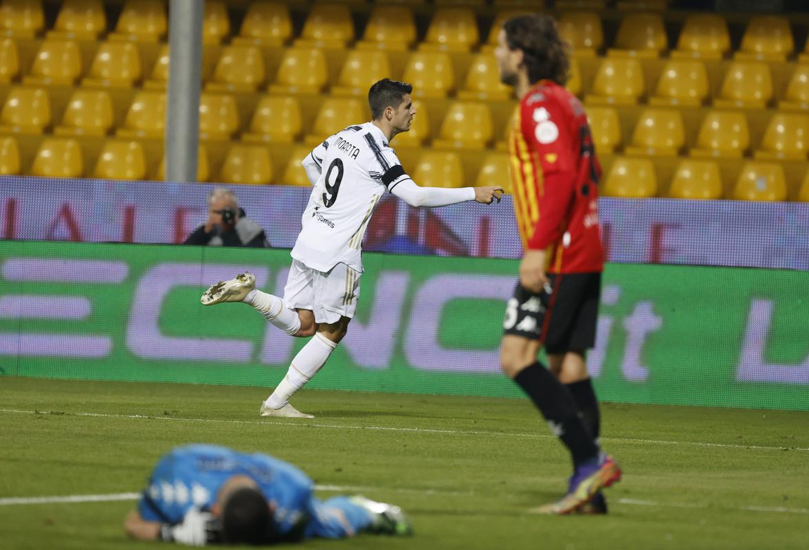 Alvaro Morata je dosegel edini zadetek za Juventus, a je izgubil živce po koncu tekme in sodnik Fabrizio Pasqua mu je pokazal rdeči karton. Foto: Reuters Alvaro Morata je dosegel edini zadetek za Juventus, a je izgubil živce po koncu tekme in sodnik Fabrizio Pasqua mu je pokazal rdeči karton. Foto: Reuters