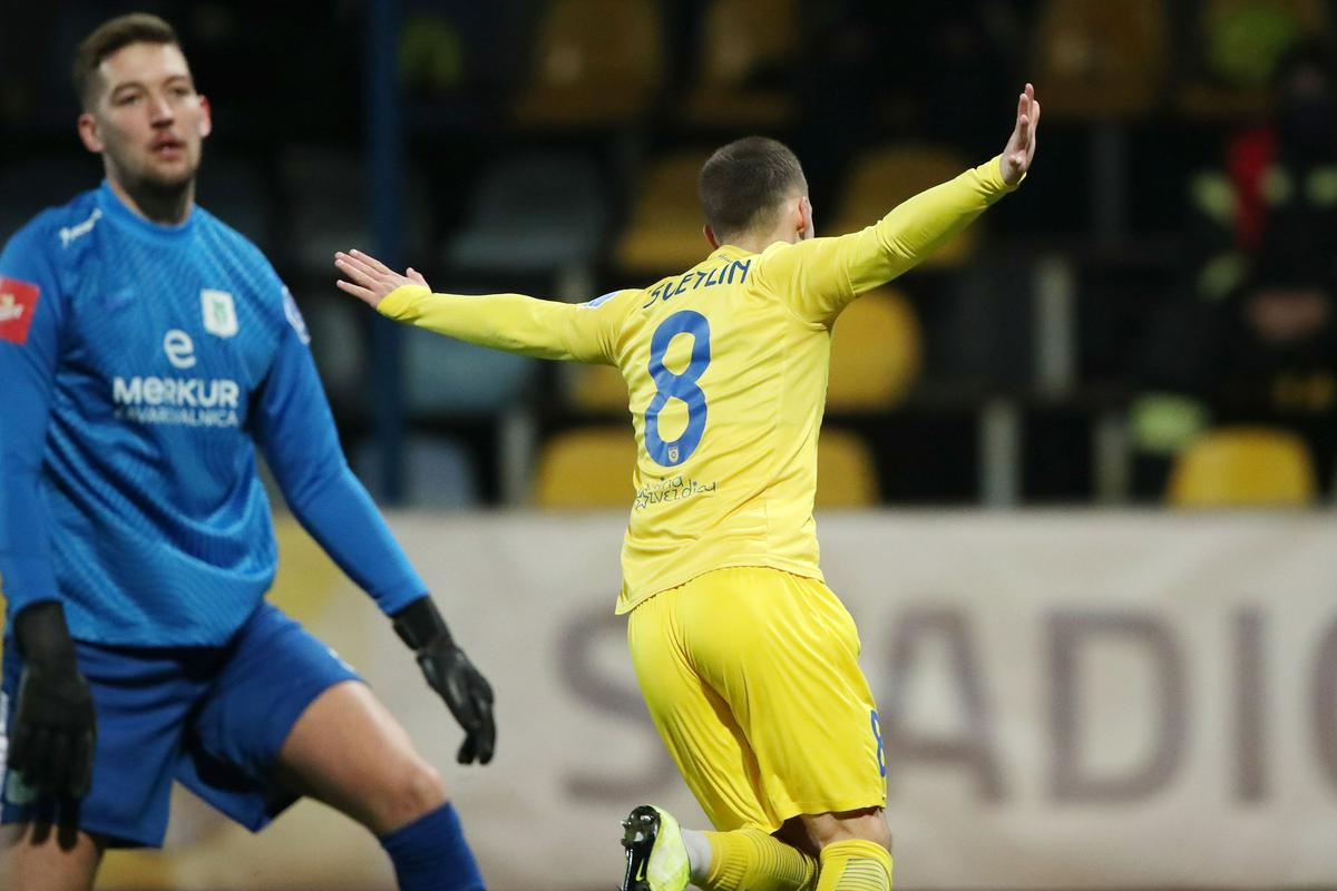 Tamar Svetlin je že v 4. minuti podvojil vodstvo Domžal in potegnil črto pod Olimpijin katastrofalen začetek derbija. Foto: www.alesfevzer.com Tamar Svetlin je že v 4. minuti podvojil vodstvo Domžal in potegnil črto pod Olimpijin katastrofalen začetek derbija. Foto: www.alesfevzer.com