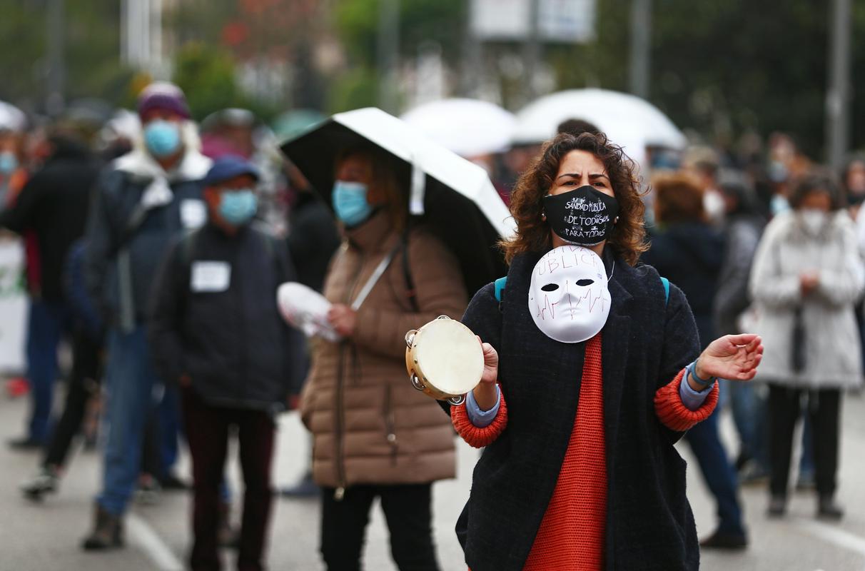 V Španiji so od začetka izbruha novega koronavirusa potrdili več kot 1,6 milijona primerov okužbe, umrlo pa je več kot 44.000 ljudi s covidom-19. Foto: Reuters V Španiji so od začetka izbruha novega koronavirusa potrdili več kot 1,6 milijona primerov okužbe, umrlo pa je več kot 44.000 ljudi s covidom-19. Foto: Reuters