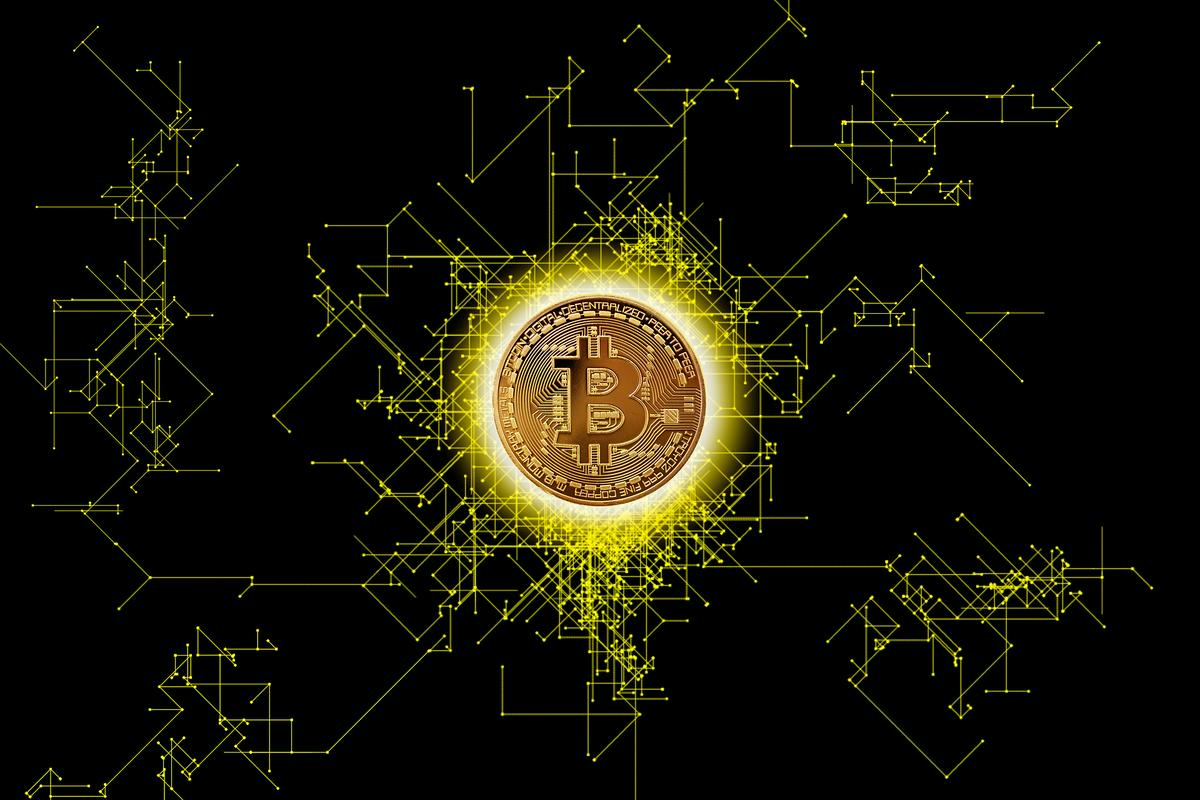 Bitcoin je 8. januarja dosegel rekordnih 42 tisoč dolarjev, v zadnjih dneh pa je opazen popravek. Da je bil v noči na petek bitcoin že več kot 30 odstotkov pod rekordom, je bilo boleče za tiste, ki so kupovali pri 40 tisoč dolarjih, in skoraj nepomembno za tiste, ki so denimo lani kupovali pri 10 tisoč dolarjih. Trenutno je bitcoin še vedno približno deset odstotkov višje kot ob vstopu v leto 2021. Foto: Pixabay Bitcoin je 8. januarja dosegel rekordnih 42 tisoč dolarjev, v zadnjih dneh pa je opazen popravek. Da je bil v noči na petek bitcoin že več kot 30 odstotkov pod rekordom, je bilo boleče za tiste, ki so kupovali pri 40 tisoč dolarjih, in skoraj nepomembno za tiste, ki so denimo lani kupovali pri 10 tisoč dolarjih. Trenutno je bitcoin še vedno približno deset odstotkov višje kot ob vstopu v leto 2021. Foto: Pixabay