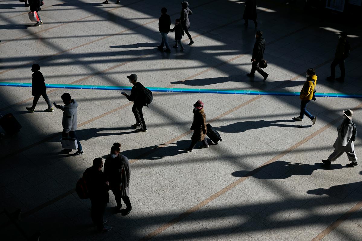 Po velikih nedovoljenih zabavah v več mestih Združenega kraljestva je tamkajšnja policija sprožila preiskave, s katerimi želijo najti organizatorje teh dogodkov. Foto: Reuters Po velikih nedovoljenih zabavah v več mestih Združenega kraljestva je tamkajšnja policija sprožila preiskave, s katerimi želijo najti organizatorje teh dogodkov. Foto: Reuters