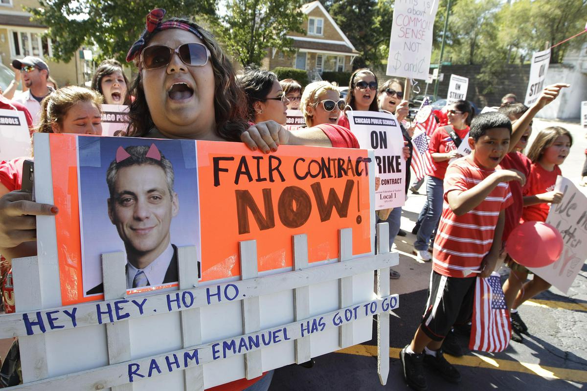 Eden od mnogi protestov proti Emanuelu v Chicagu. Foto: AP Eden od mnogi protestov proti Emanuelu v Chicagu. Foto: AP