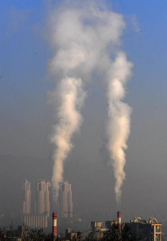 V Kuvajtu so julija 2016 izmerili najvišjo temperaturo v tej državi doslej, tj. 53,9 stopinje Celzija. Foto: EPA V Kuvajtu so julija 2016 izmerili najvišjo temperaturo v tej državi doslej, tj. 53,9 stopinje Celzija. Foto: EPA