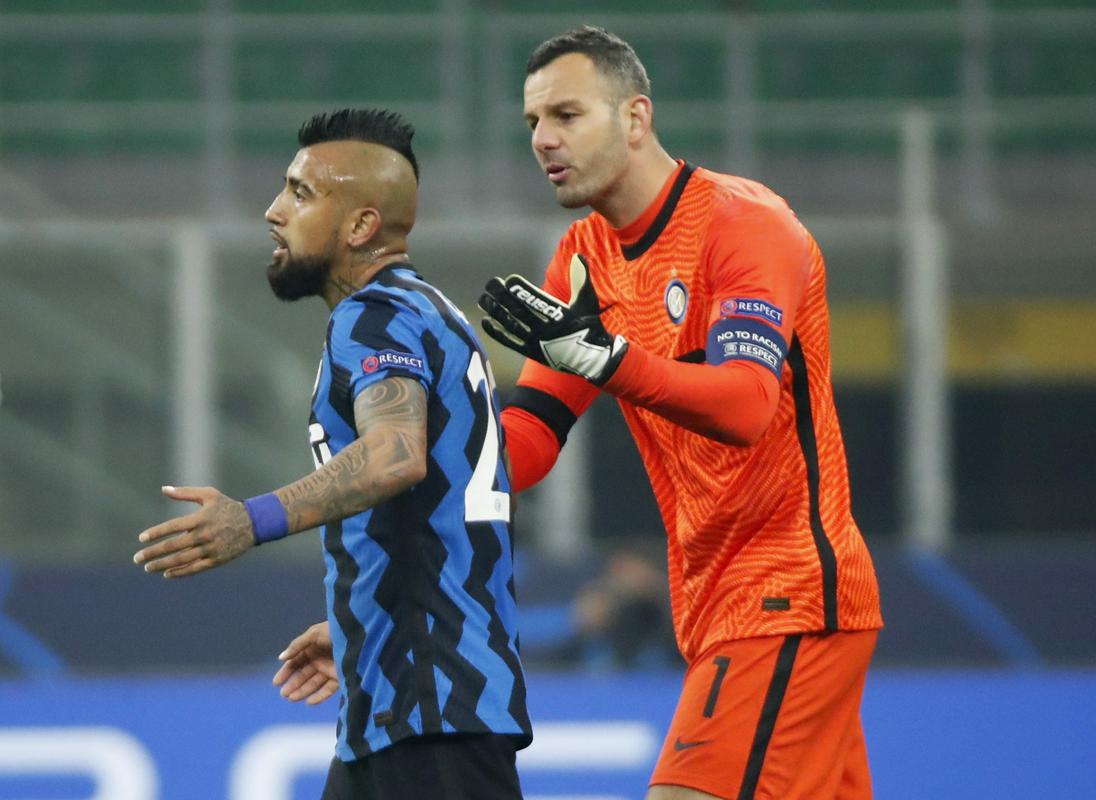 Samir Handanović se je od reprezentance Slovenije po 81 nastopih poslovil z nekaj kratkimi besedami po neuspehu v dodatnih kvalifikacijah za Euro 2016 proti Ukrajini. Pred dvema letoma je postal kapetan Interja, za katerega je zbral že kar 332 nastopov, od tujcev v zgodovini milanskega kluba so pred njim le Esteban Cambiasso (431 tekem), Ivan Cordoba (455 tekem) in rekorder Javier Zanetti (858 tekem). Foto: Reuters Samir Handanović se je od reprezentance Slovenije po 81 nastopih poslovil z nekaj kratkimi besedami po neuspehu v dodatnih kvalifikacijah za Euro 2016 proti Ukrajini. Pred dvema letoma je postal kapetan Interja, za katerega je zbral že kar 332 nastopov, od tujcev v zgodovini milanskega kluba so pred njim le Esteban Cambiasso (431 tekem), Ivan Cordoba (455 tekem) in rekorder Javier Zanetti (858 tekem). Foto: Reuters