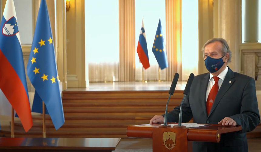 Zahvalni govor v predsedniški palači je v imenu nagrajencev pripravil dobitnik Zoisove nagrade za življenjsko delo. Foto: Televizija Slovenija Zahvalni govor v predsedniški palači je v imenu nagrajencev pripravil dobitnik Zoisove nagrade za življenjsko delo. Foto: Televizija Slovenija