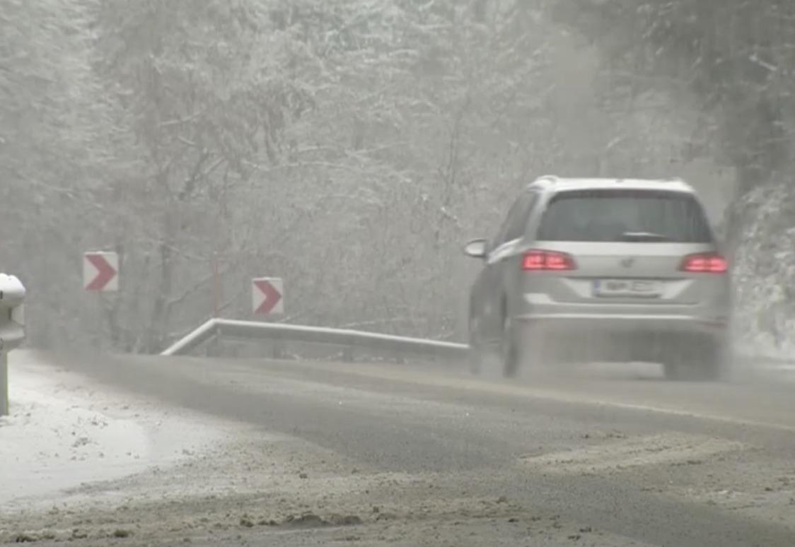 Nekateri vozniki še niso bili pripravljeni na snežne razmere, opozarjajo policisti. Foto: Zajem zaslona TV Slovenija Nekateri vozniki še niso bili pripravljeni na snežne razmere, opozarjajo policisti. Foto: Zajem zaslona TV Slovenija