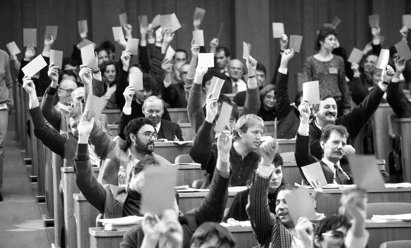 Vote on the Plebiscite Law on the Independence and Autonomy of the Republic of Slovenia, 6 December 1990. Photo: Nace Bizilj / Preserved by the Museum of Recent History of Slovenia