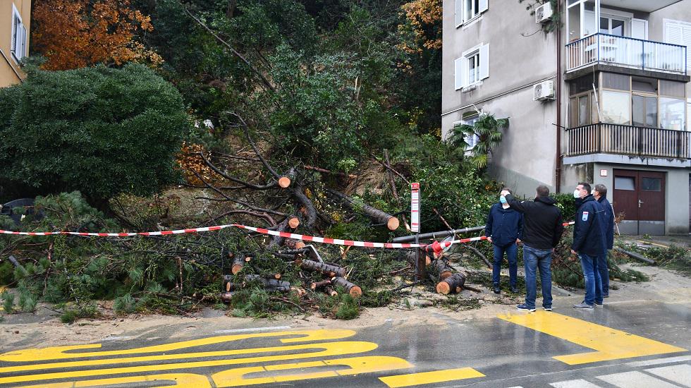 Policisti in gasilci so morali zaradi plazu na Markovcu evakuirati 16 stanovalcev iz enega od stanovanjskih blokov. Foto: Mestna občina Koper Policisti in gasilci so morali zaradi plazu na Markovcu evakuirati 16 stanovalcev iz enega od stanovanjskih blokov. Foto: Mestna občina Koper