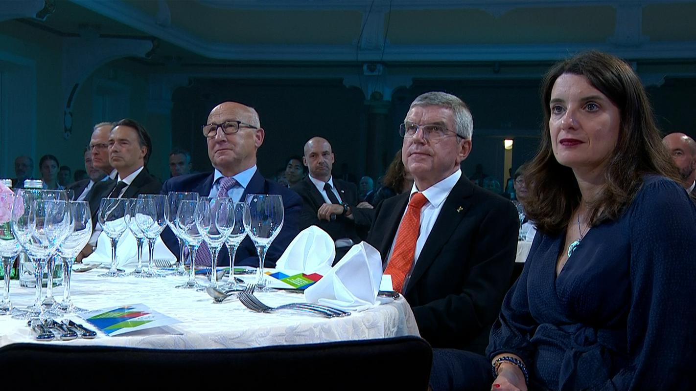 Zdravstveni inšpektorat je že izrekel globo organizatorju septembrske gala prireditve, postopki zoper ostale udeležence na prireditvi, med njimi tudi ministrico za šport, dr. Simono Kustec, pa do sredine decembra še niso bili zaključeni. Foto: TV Slovenija Zdravstveni inšpektorat je že izrekel globo organizatorju septembrske gala prireditve, postopki zoper ostale udeležence na prireditvi, med njimi tudi ministrico za šport, dr. Simono Kustec, pa do sredine decembra še niso bili zaključeni. Foto: TV Slovenija