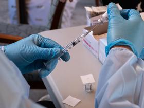 V nedeljo prva cepljenja proti covidu-19