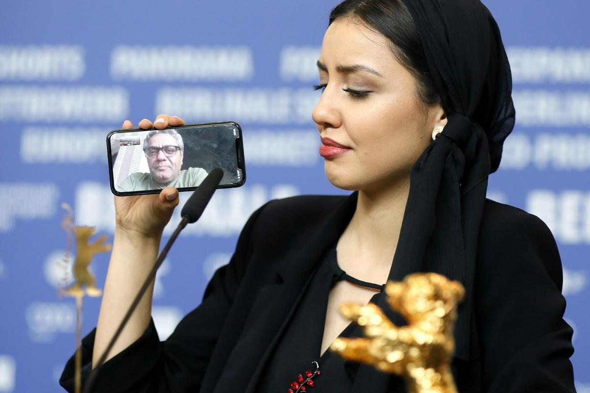 Na fotografiji je igralka Baran Rasoulof, ki je na Berlinalu omogočila povezavo z dobitnikom letošnjega zlatega medveda, režiserjem Mohamedom Rasoulofom (Zlo ne obstaja). Doma ni ostal zaradi virusa, pač pa zato, ker je bil v rodnem Iranu zaradi svojega filmskega dela obsojen na enoletno zaporno kazen. Foto: EPA Na fotografiji je igralka Baran Rasoulof, ki je na Berlinalu omogočila povezavo z dobitnikom letošnjega zlatega medveda, režiserjem Mohamedom Rasoulofom (Zlo ne obstaja). Doma ni ostal zaradi virusa, pač pa zato, ker je bil v rodnem Iranu zaradi svojega filmskega dela obsojen na enoletno zaporno kazen. Foto: EPA