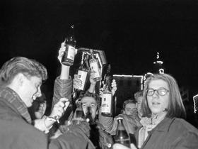 Veselo razpoloženje na Prešernovem trgu na dan plebiscita, Ljubljana, 23. 12. 1990. Foto: Tone Stojko, hrani: Muzej novejše zgodovine Slovenije