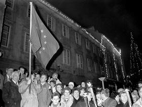 Množica ljudi na Mestnem trgu v Ljubljani, 23. 12. 1990. Foto: Tone Stojko, hrani: Muzej novejše zgodovine Slovenije