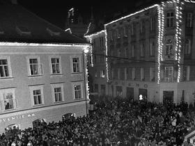 Množica ljudi na Mestnem trgu v Ljubljani, 23. 12. 1990. Foto: Tone Stojko, hrani: Muzej novejše zgodovine Slovenije