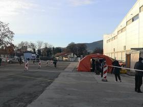 Po jutranji zamudi množično testiranje teče gladko