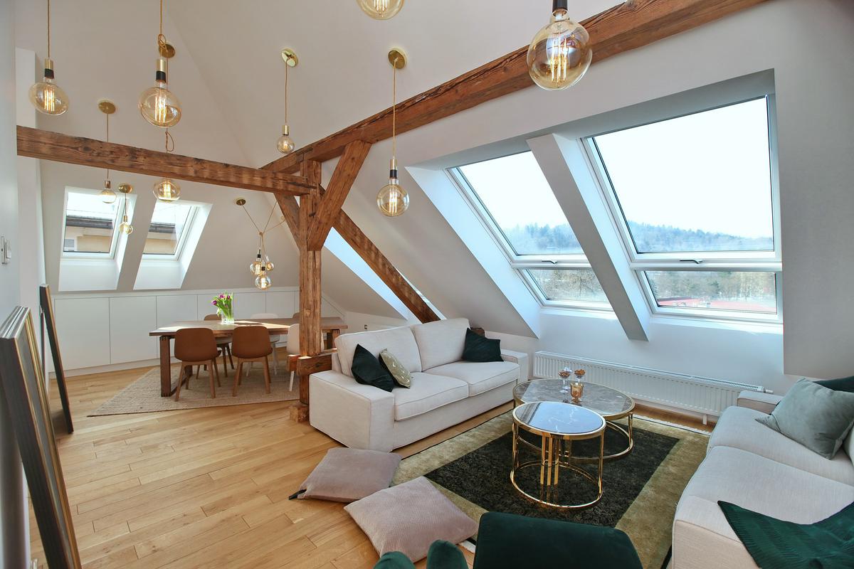 Ker so namestili okna tako, da sledijo poti sonca, lahko pod njegovimi žarki uživajo ves dan. Foto: Velux Ker so namestili okna tako, da sledijo poti sonca, lahko pod njegovimi žarki uživajo ves dan. Foto: Velux